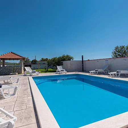 In With Outdoor Swimming Pool * Sedramic