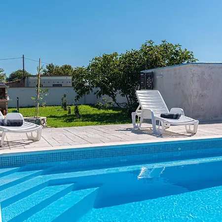 In With Outdoor Swimming Pool Hébergement de vacances Sedramic