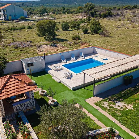 Casa vacanze In With Outdoor Swimming Pool Sedramic