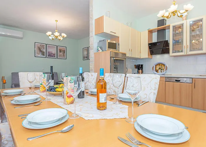 In With Outdoor Swimming Pool בית נופש *