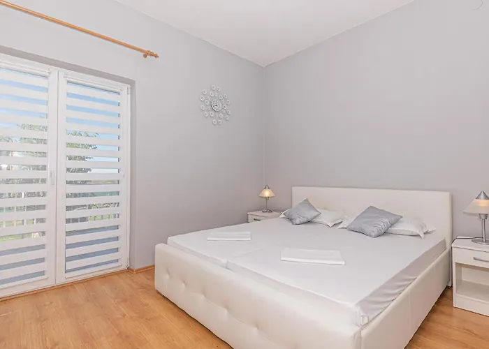 In With Outdoor Swimming Pool בית נופש Sedramic