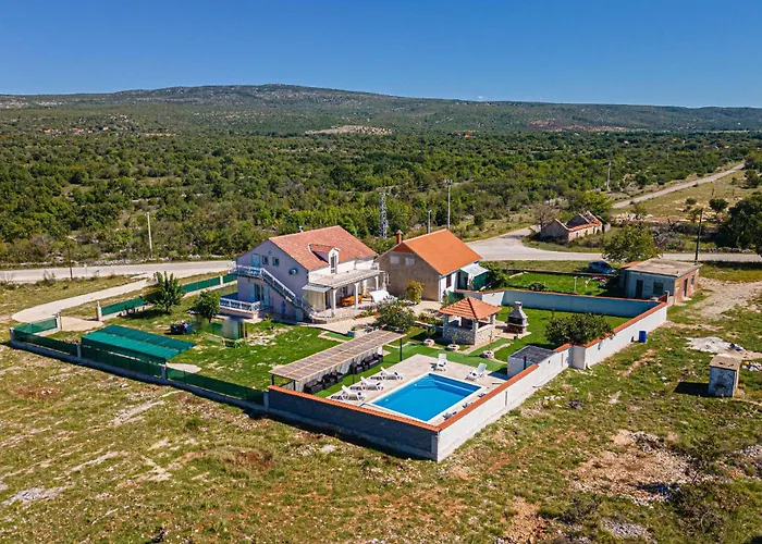 In With Outdoor Swimming Pool בית נופש *