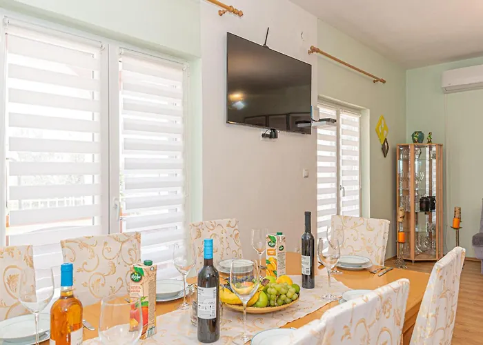 In With Outdoor Swimming Pool בית נופש *