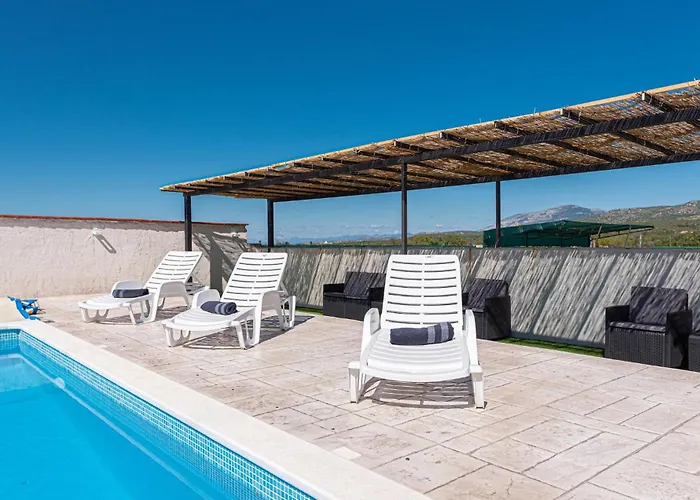 בית נופש In With Outdoor Swimming Pool Sedramic