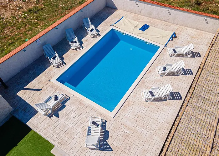בית נופש In With Outdoor Swimming Pool *