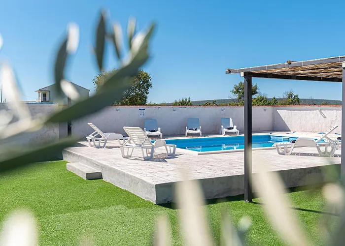 בית נופש In With Outdoor Swimming Pool