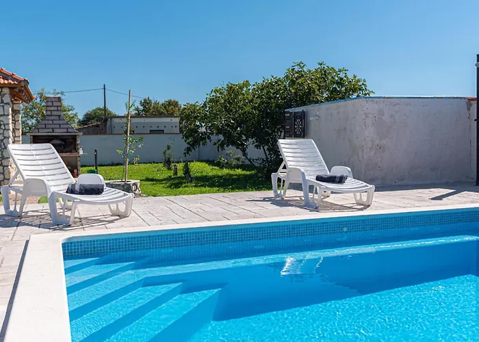 In With Outdoor Swimming Pool בית נופש Sedramic