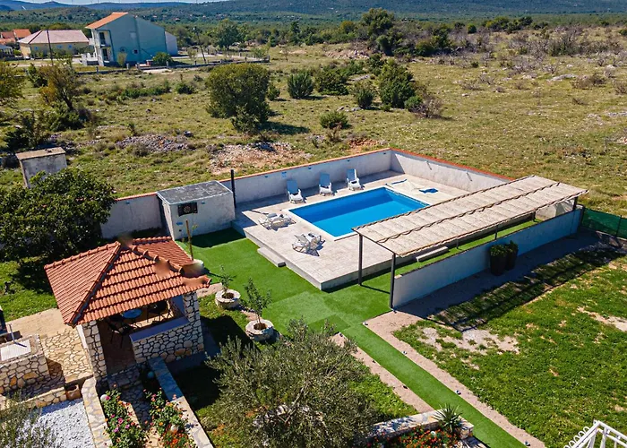 בית נופש In With Outdoor Swimming Pool Sedramic