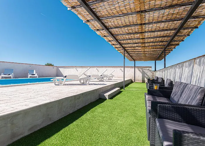 In With Outdoor Swimming Pool * Sedramic