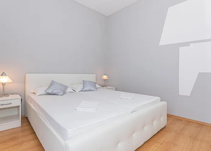 In With Outdoor Swimming Pool בית נופש