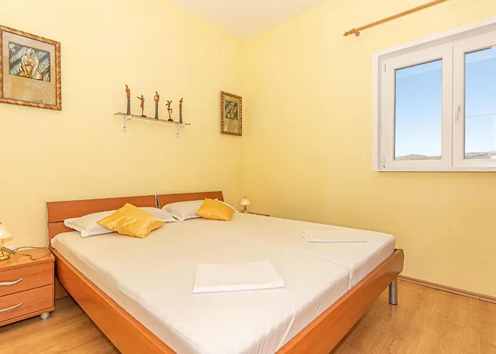 In With Outdoor Swimming Pool בית נופש *