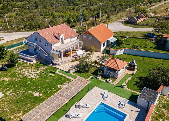 In With Outdoor Swimming Pool בית נופש