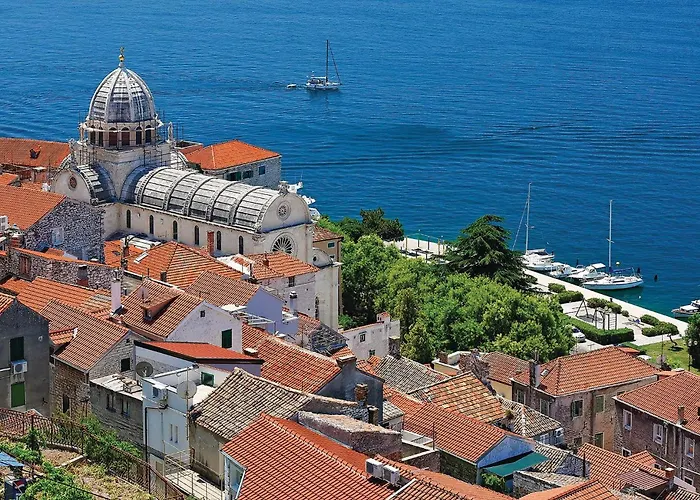 בית נופש In With Outdoor Swimming Pool *