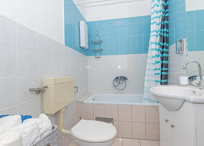 בית נופש In With Outdoor Swimming Pool