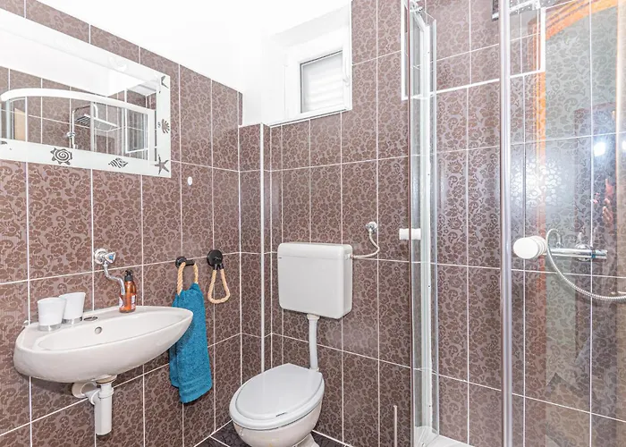 בית נופש In With Outdoor Swimming Pool *