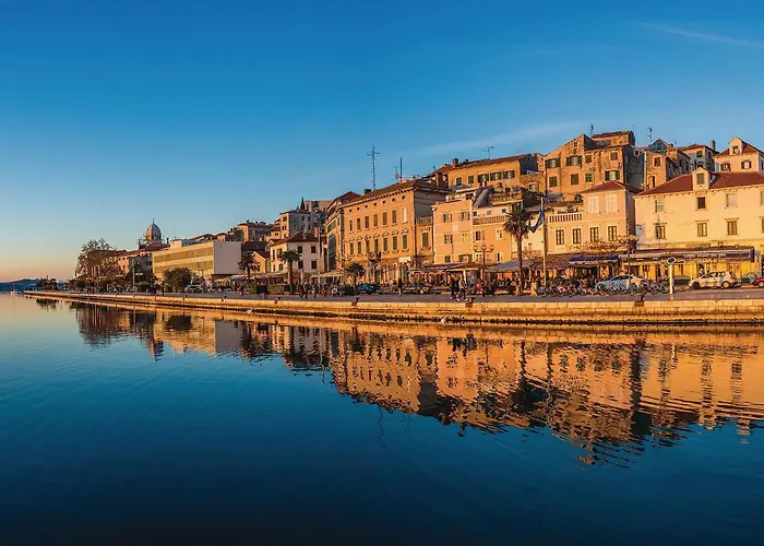 בית נופש In With Outdoor Swimming Pool