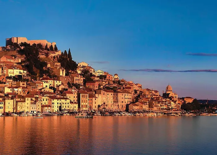 In With Outdoor Swimming Pool בית נופש *