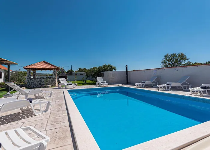 In With Outdoor Swimming Pool * Sedramic