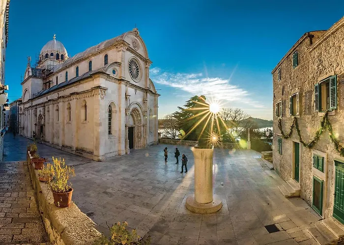 In With Outdoor Swimming Pool בית נופש